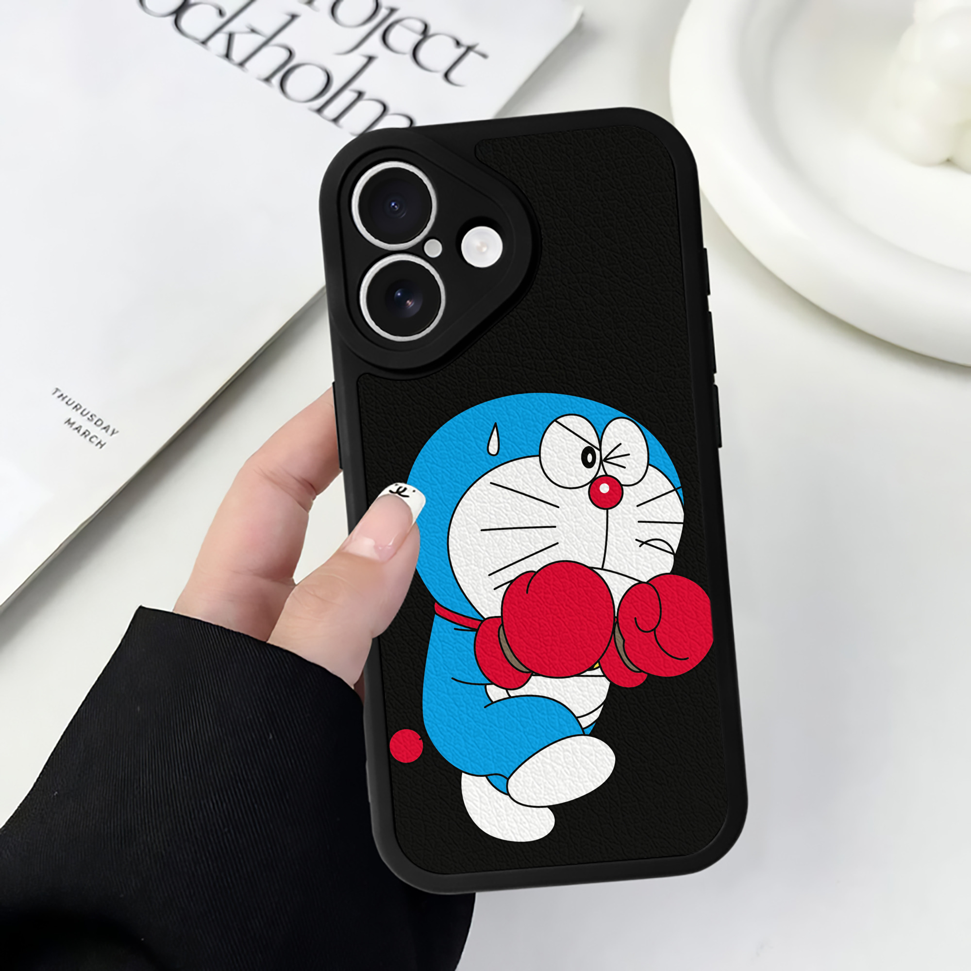（画像用） ドラえもん Doraemon 【iPhone 16シリーズ対応】シリコンスマホケース（レザー調） 材質：シリコン